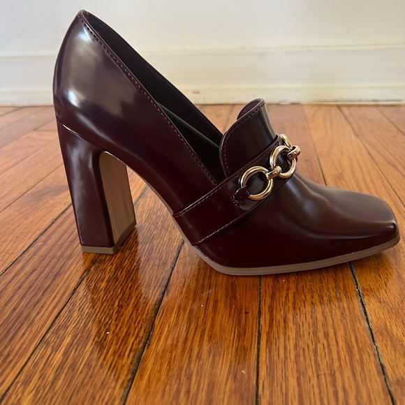 Shoe Dazzle Shoes - Shoe Dazzle Burgundy Heels with Gold Chain